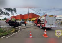 Carro capota após colisão no centro de Caçador