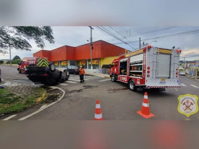 Carro capota após colisão no centro de Caçador