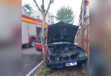 Carro pega fogo em bairro de Videira