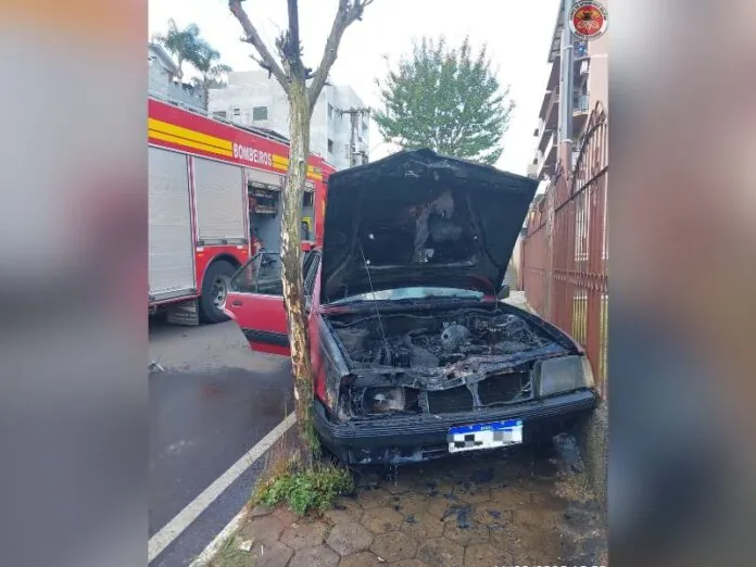 Carro pega fogo em bairro de Videira