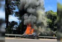 Carro bate em carreta e pega fogo na BR-282