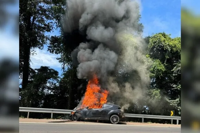 Carro bate em carreta e pega fogo na BR-282