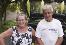 Casal vende milho verde no porta-malas do carro em Caçador
