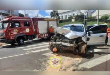 Forte choque entre carros no centro de Caçador