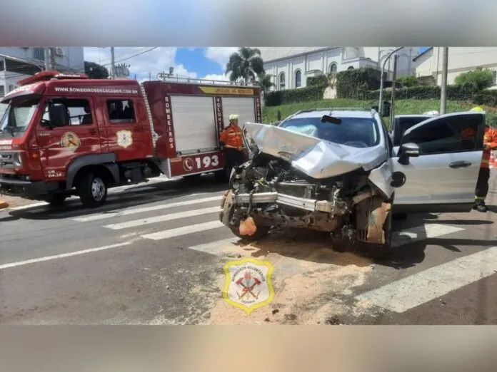 Forte choque entre carros no centro de Caçador