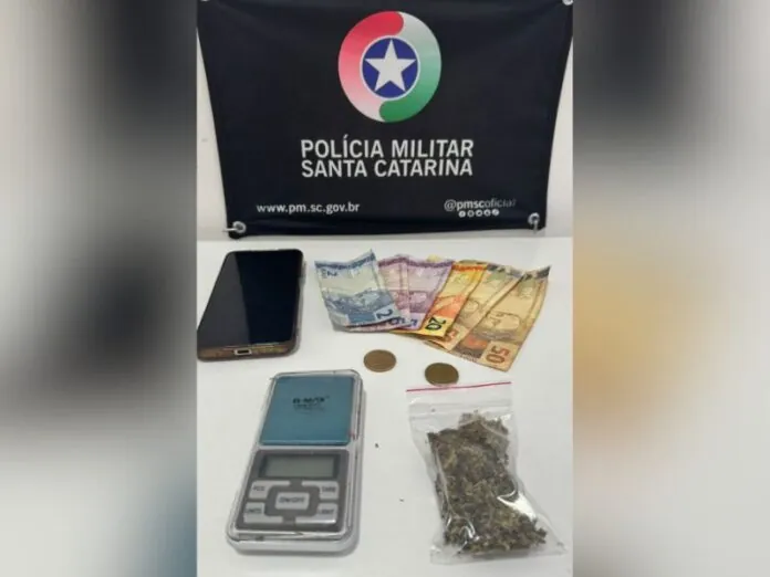 Polícia Militar prende homem envolvido com tráfico de drogas