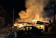 Mulher coloca fogo na residência e destrói veículo