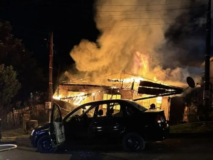 Mulher coloca fogo na residência e destrói veículo