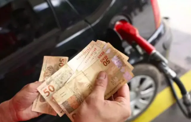 Preço da gasolina avança para R$ 6,59 em Santa Catarina