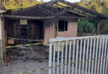 Incêndio destrói casa e proprietária é hospitalizada em Três Barras