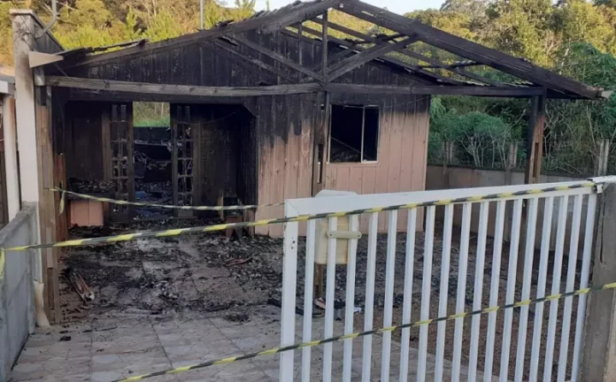 Incêndio destrói casa e proprietária é hospitalizada em Três Barras