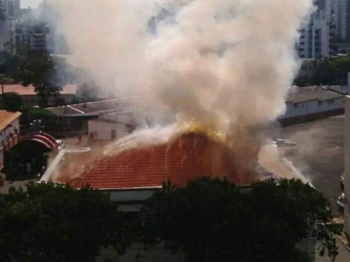 Incêndio atinge Centro Paroquial de catedral em Chapecó