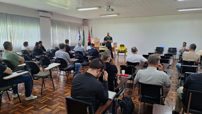 Iniciantes na apicultura recebem capacitação na Epagri de Caçador