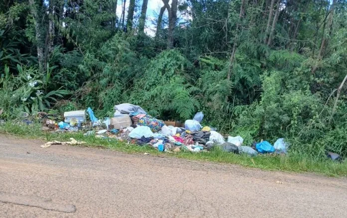 Novo flagrante de lixo irregular é registrado em Caçador