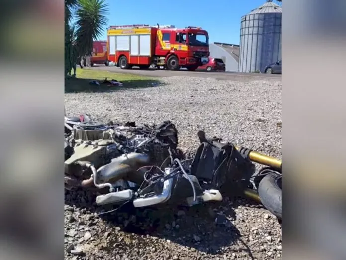 Motociclista morre ao colidir em traseira de caminhão