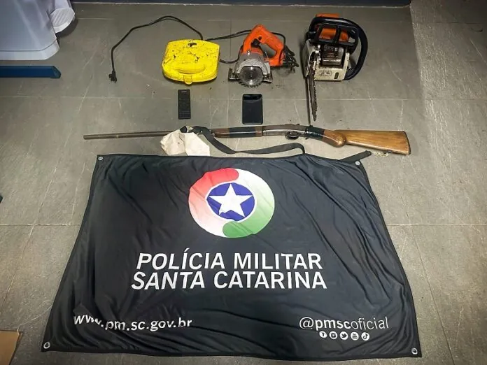 Polícia Militar fecha cerco, prende dupla e recupera arma e objetos furtados