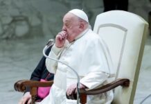 Vaticano informa que Papa Francisco está com infecção respiratória grave