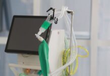 Justiça bloqueia R$ 450 mil de réus no caso dos respiradores de SC