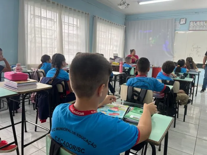 Ausência de celulares nas escolas tem resultado positivo na educação