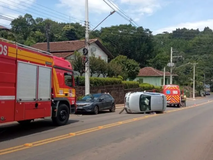 Carro capota após colidir com veículo estacionado em Rio das Antas