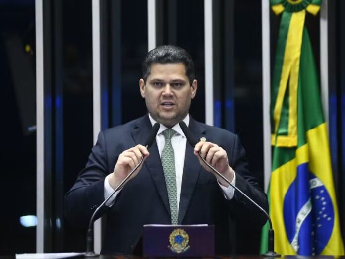 Davi Alcolumbre é eleito presidente do Senado com 73 votos