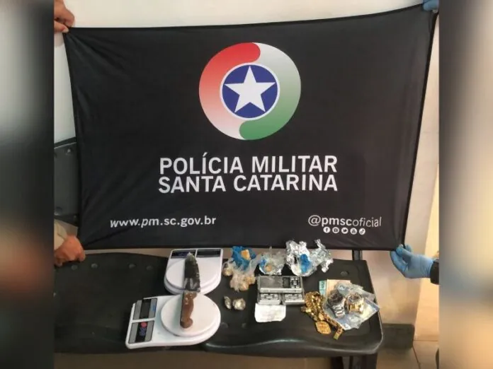 Polícia Militar apreende drogas e flagra corrupção de menores para o tráfico