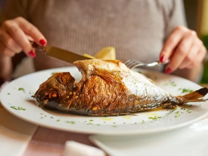 Católicos se abstêm de carne na Quarta-feira de Cinzas como gesto de penitência na Quaresma, reforçando a reflexão e solidariedade.