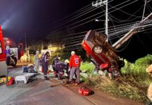 Carro fica suspenso em fios elétricos após colisão com poste
