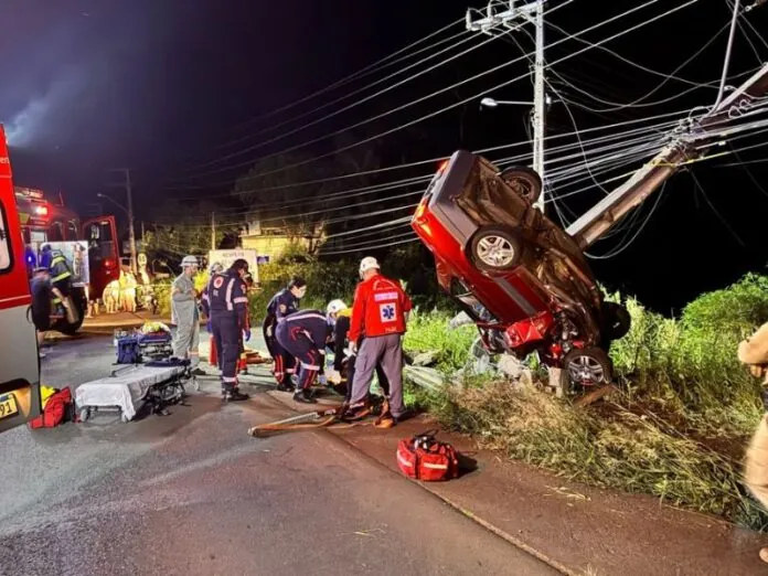 Carro fica suspenso em fios elétricos após colisão com poste