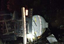 Motorista morre após caminhão sair da pista e capotar