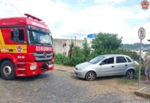 Carro com duas mulheres sai da pista e cai em barranco em Videira