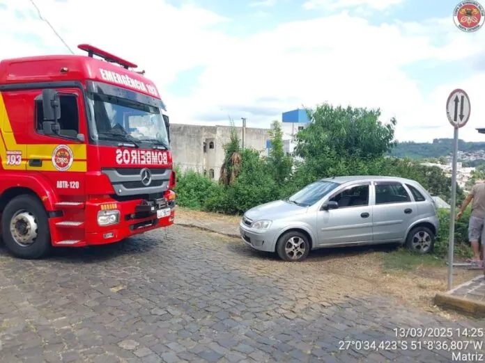 Carro com duas mulheres sai da pista e cai em barranco em Videira