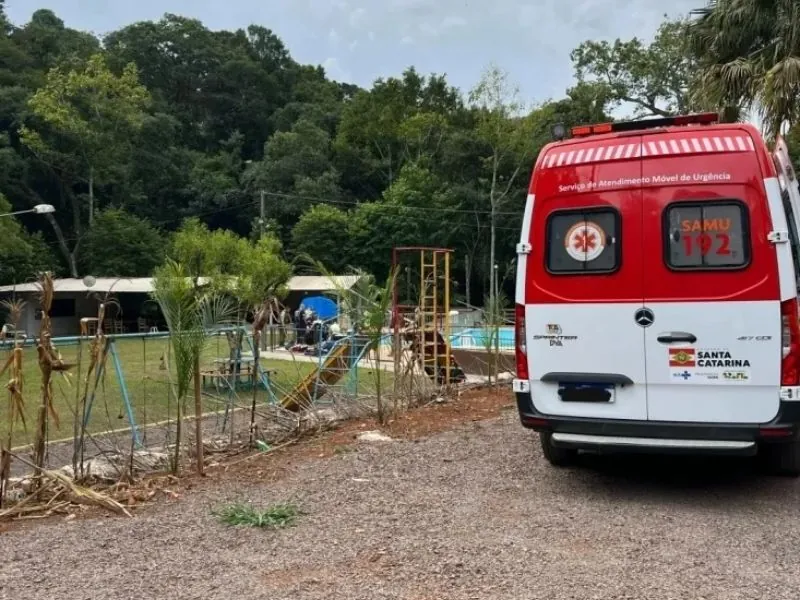 Mulher de 29 anos morre afogada em piscina de clube de SC