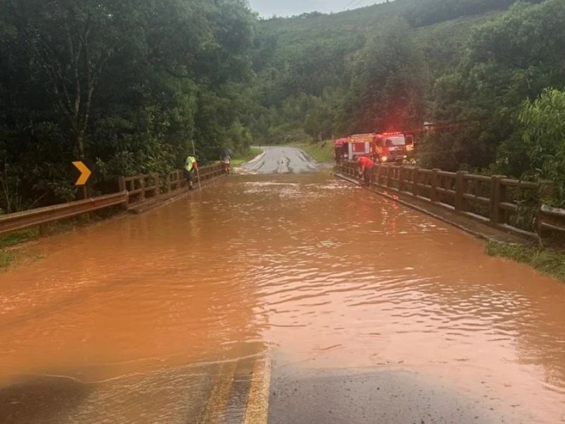 Ponte entre Salto Veloso e Água Doce fica alagada após chuvas