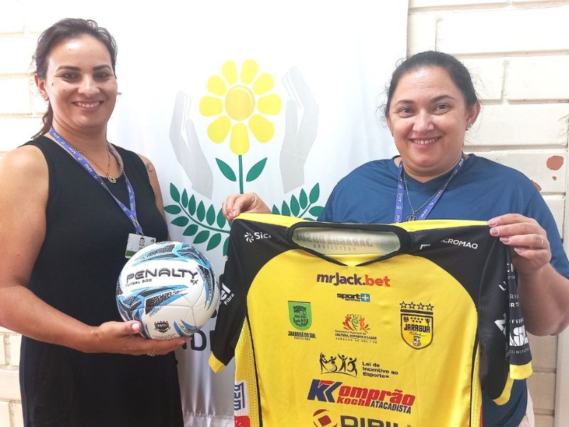 APAE Videira realiza rifa solidária com sorteio de camisa e bola de futsal