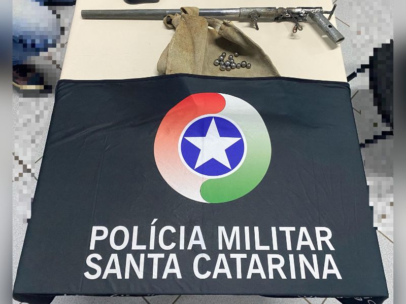 Homens são flagrados com arma artesanal no interior de Lebon Régis