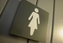 Justiça condena supermercado por restringir idas de funcionária ao banheiro