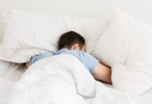 Mulher encontra ladrão dormindo em sua cama e aciona a Polícia