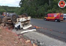 Caminhão capota carregado de maçãs na SC-120