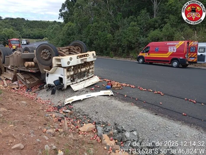 Caminhão capota carregado de maçãs na SC-120