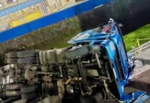 Motorista morre esmagado ao tentar impedir que carreta caísse no rio