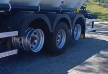 Carreta com 13 pneus faltando é flagrada pela Polícia de SC