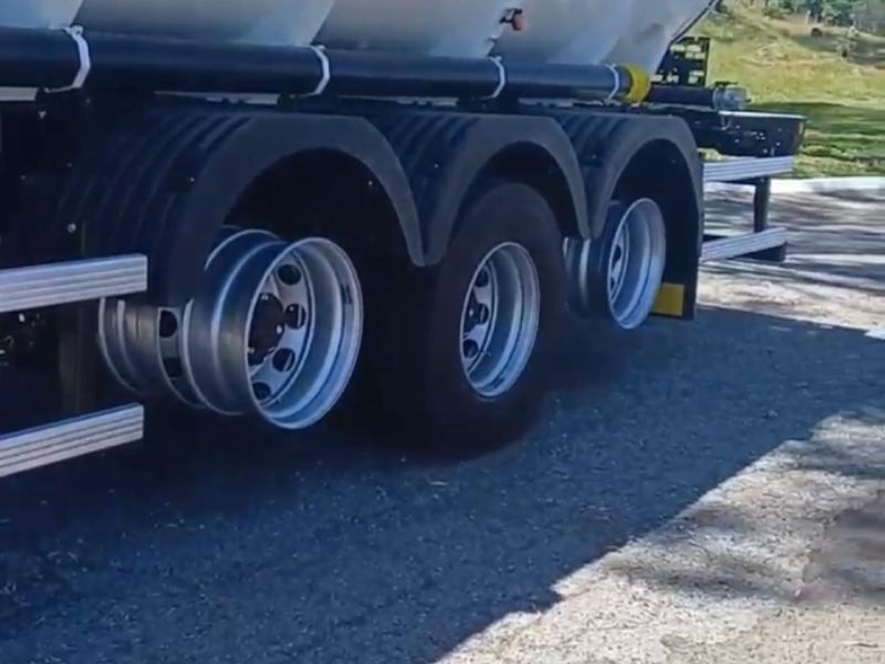 Motorista é flagrado dirigindo carreta com 13 pneus faltando em SC