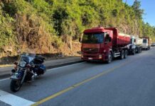 Caminhões com 54 toneladas de excesso de carga são apreendidos em SC