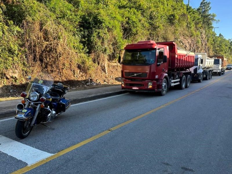 Caminhões com 54 toneladas de excesso de carga são apreendidos em SC