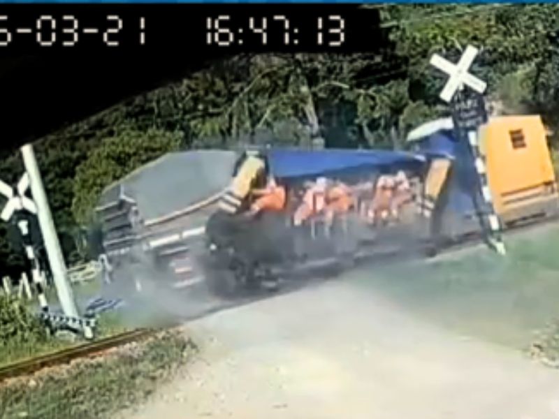 Caminhão não respeita sinal de parada e é 