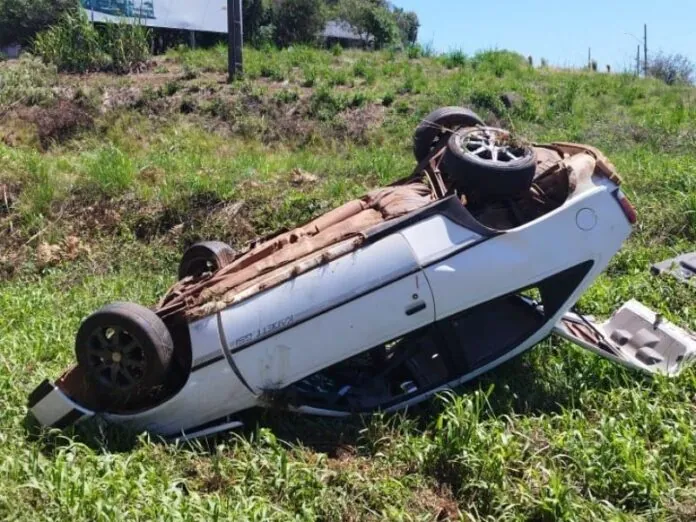 Colisão e capotamento deixam feridos em Campos Novos