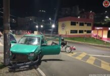Carro avança sobre rótula, atinge moto e poste em Videira