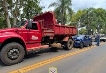 Carro colide na traseira de caminhão na Beira Rio