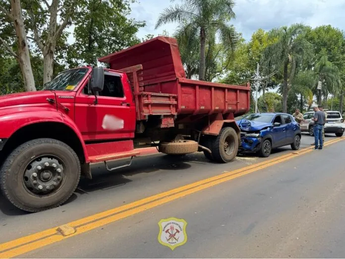 Carro colide na traseira de caminhão na Beira Rio